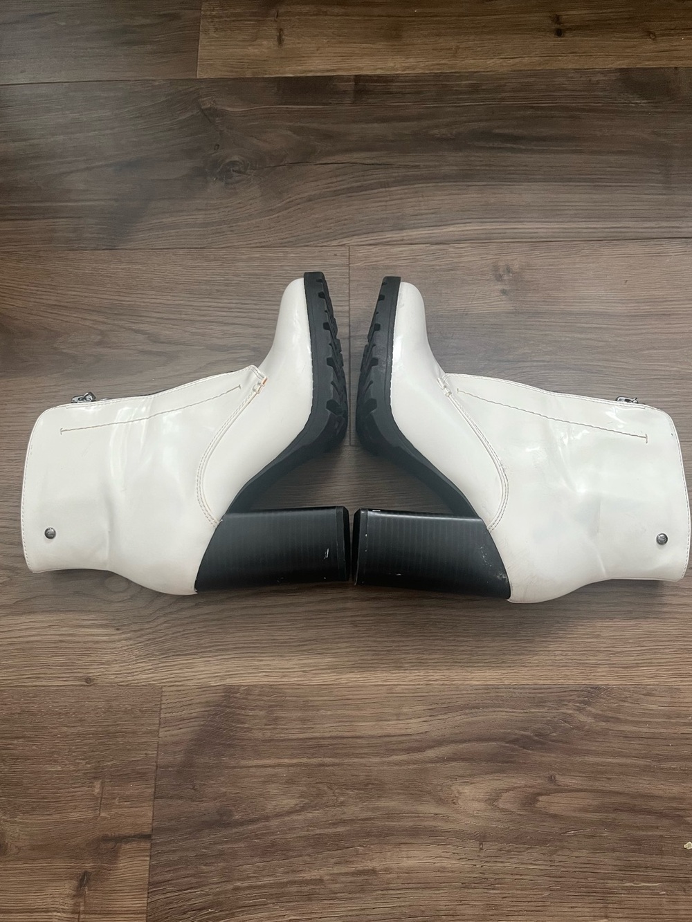 Vintage GREAT QUALITY VERA WANG 🤍Great Condition!🤍white chunky zip-up ankle boot